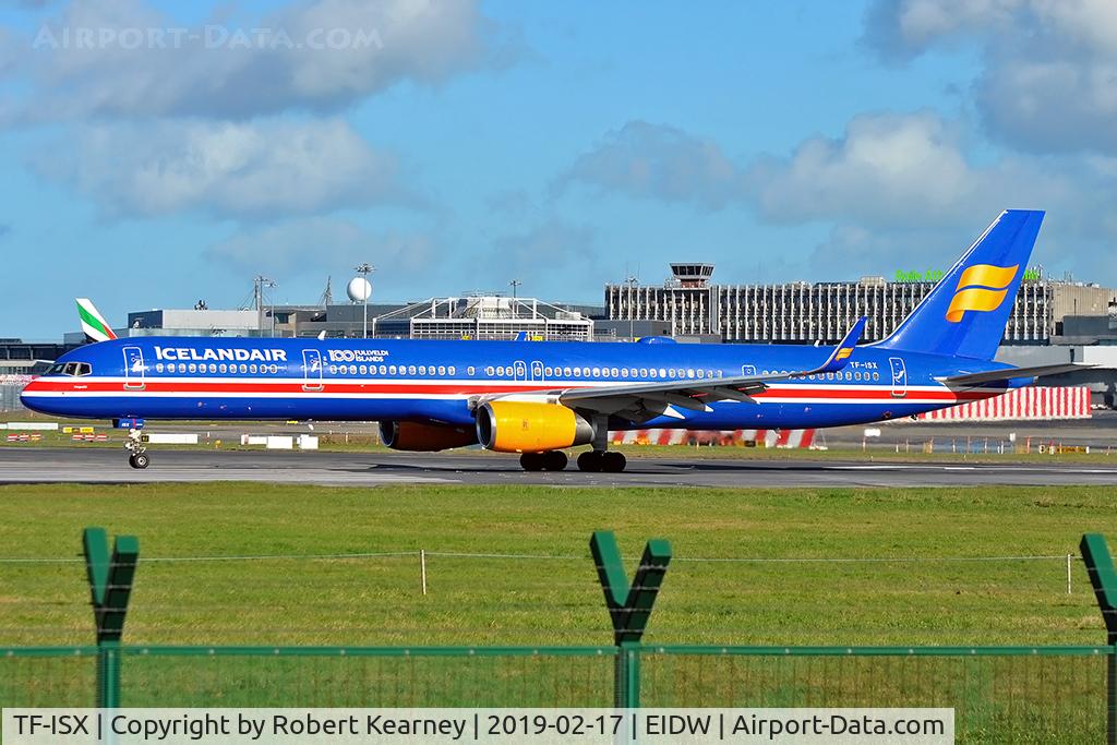 TF-ISX, 2000 Boeing 757-3E7 C/N 30179, Lining up R/W 28