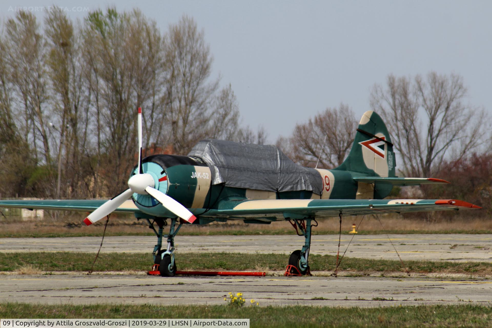 09, 1994 Yakovlev Yak-52 C/N 9411805, LHSN - MH 86. Szolnok Helikopter Bázis
