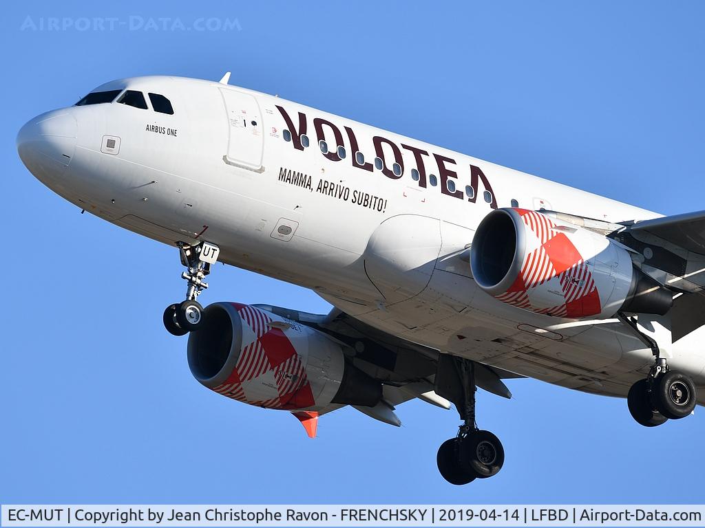 EC-MUT, 2004 Airbus A319-111 C/N 2240, Volotea VOE2TA from Nantes (NTE) landing runway 05