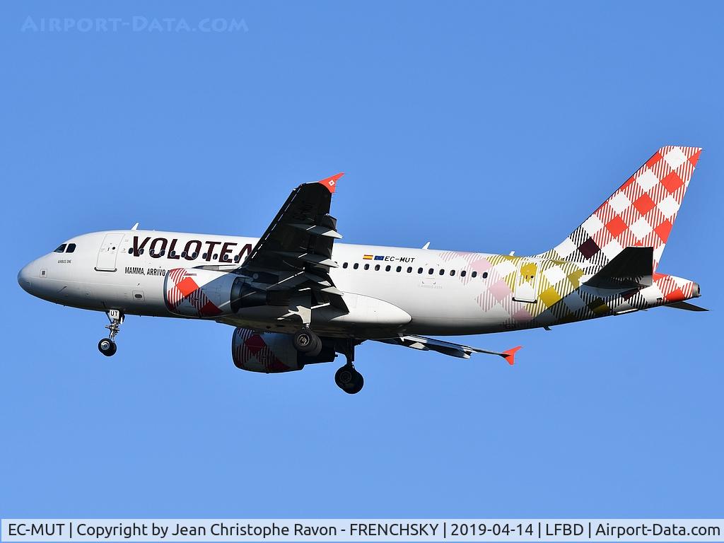 EC-MUT, 2004 Airbus A319-111 C/N 2240, Volotea VOE2TA from Nantes (NTE) landing runway 05