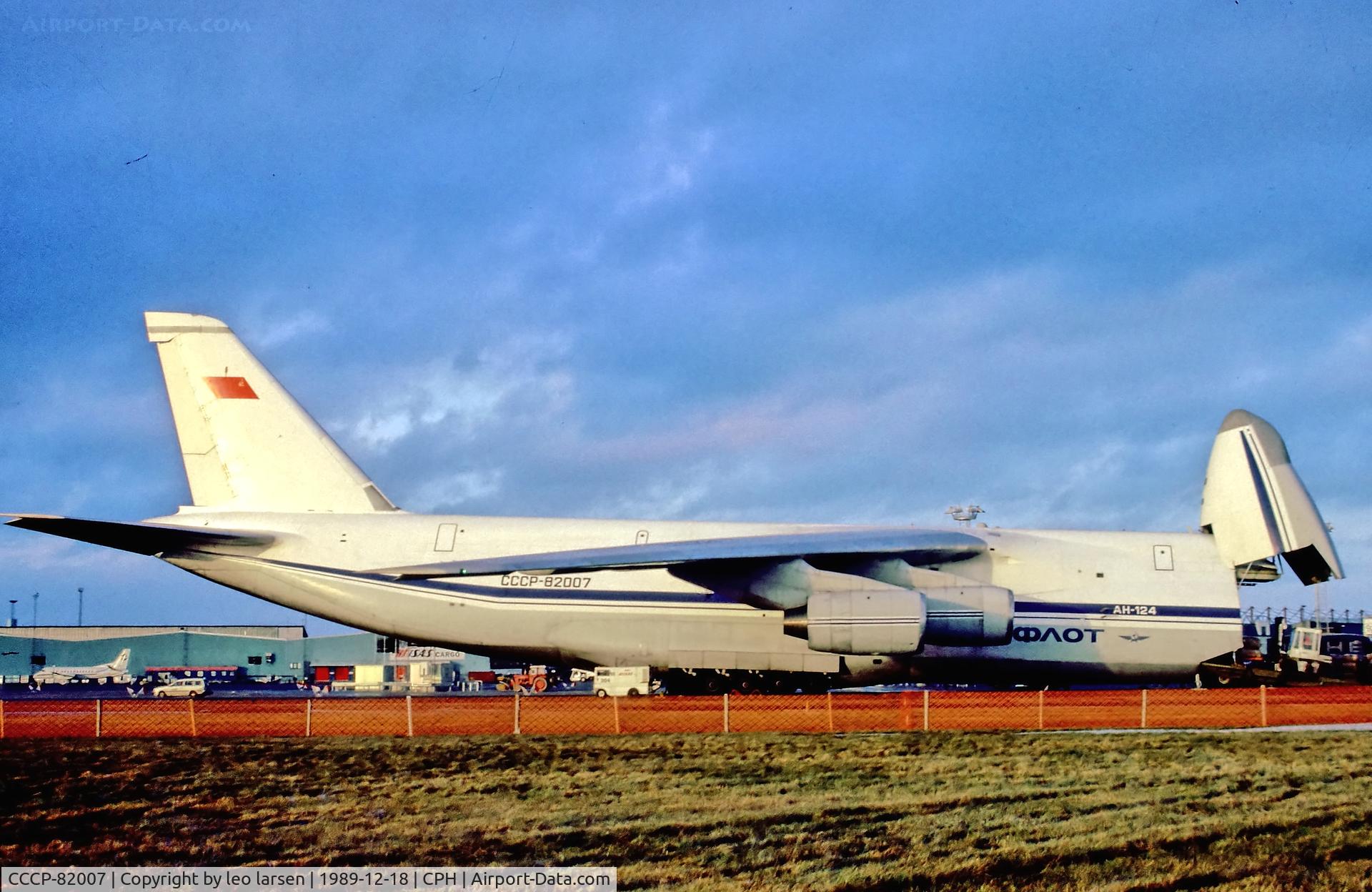 CCCP-82007, 1988 Antonov An-124-100 Ruslan C/N 19530501005, Copenhagen 18.12.1989