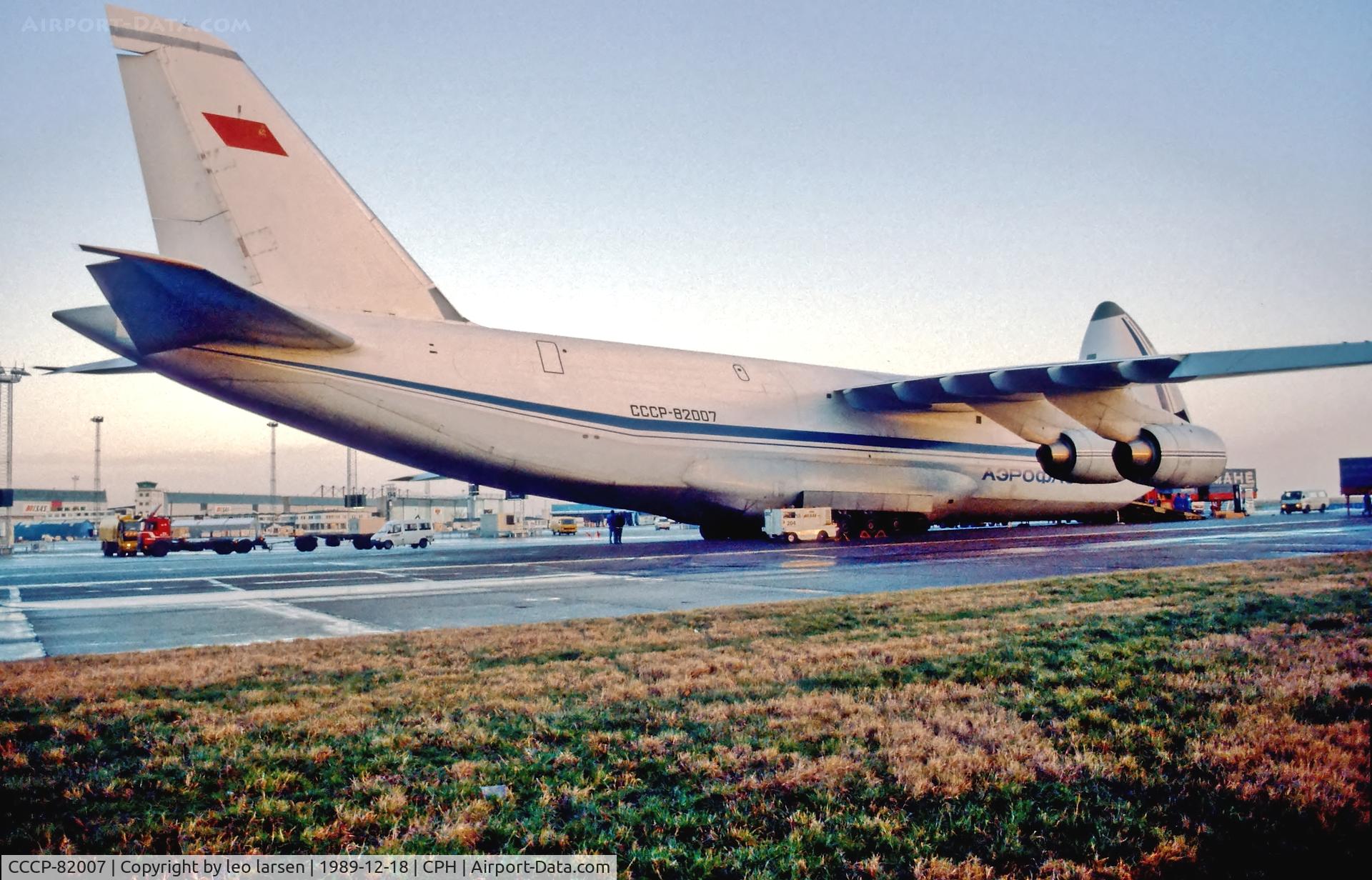 CCCP-82007, 1988 Antonov An-124-100 Ruslan C/N 19530501005, Copenhagen 18.12.1989
