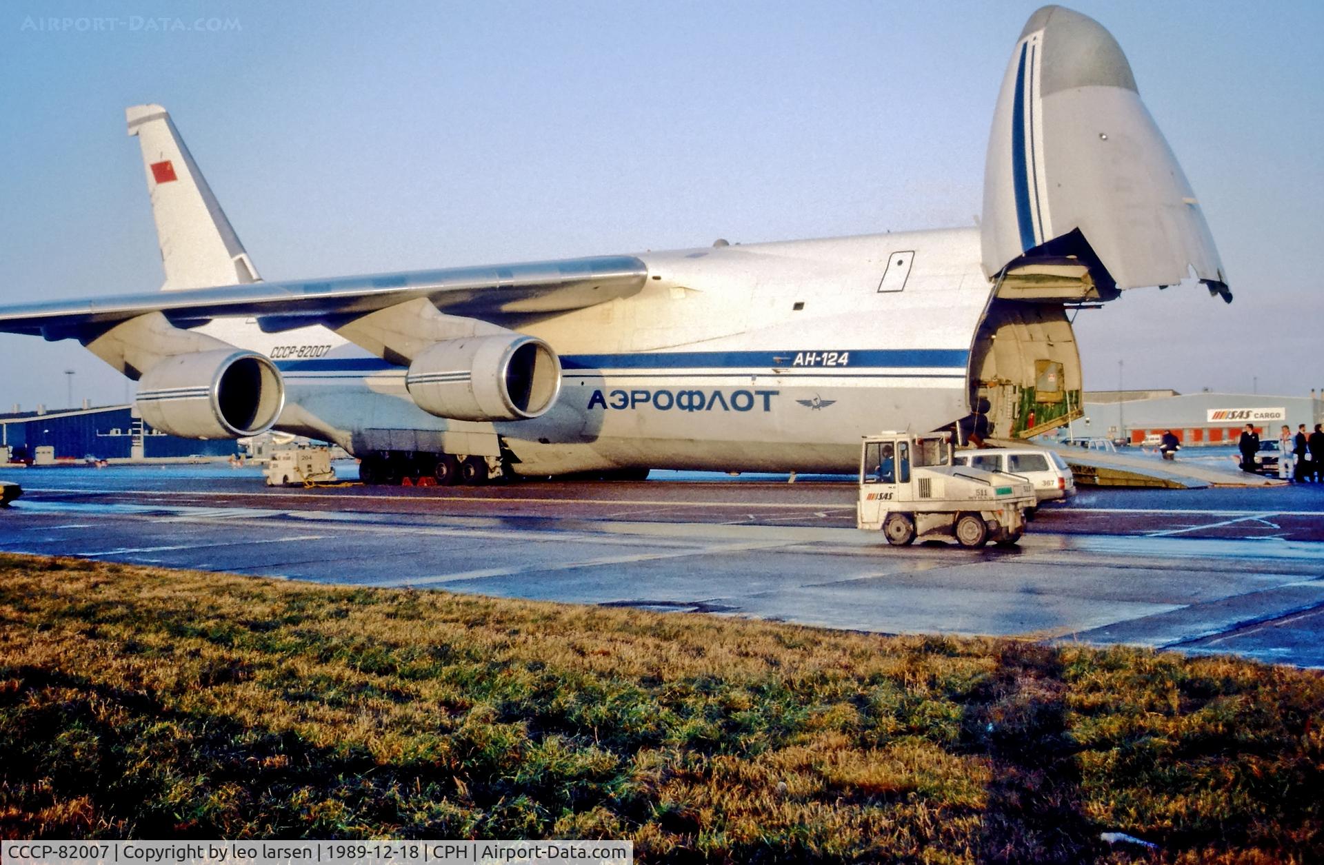 CCCP-82007, 1988 Antonov An-124-100 Ruslan C/N 19530501005, Copenhagen 18.12.1989