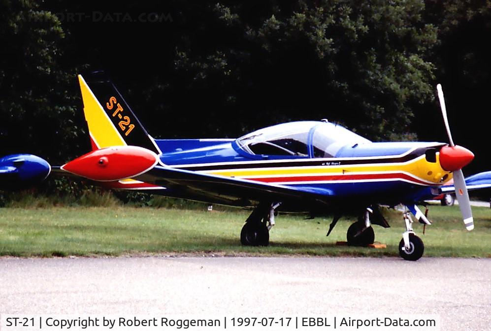 ST-21, SIAI-Marchetti SF-260M C/N 10-22, 10 YEARS OCU.
SWALLOW STUNTTEAM.