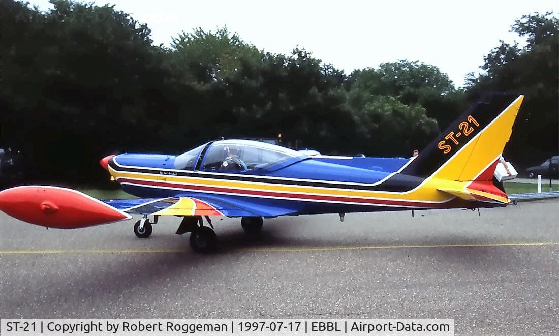 ST-21, SIAI-Marchetti SF-260M C/N 10-22, 10 YEARS OCU.
SWALLOW STUNTTEAM.