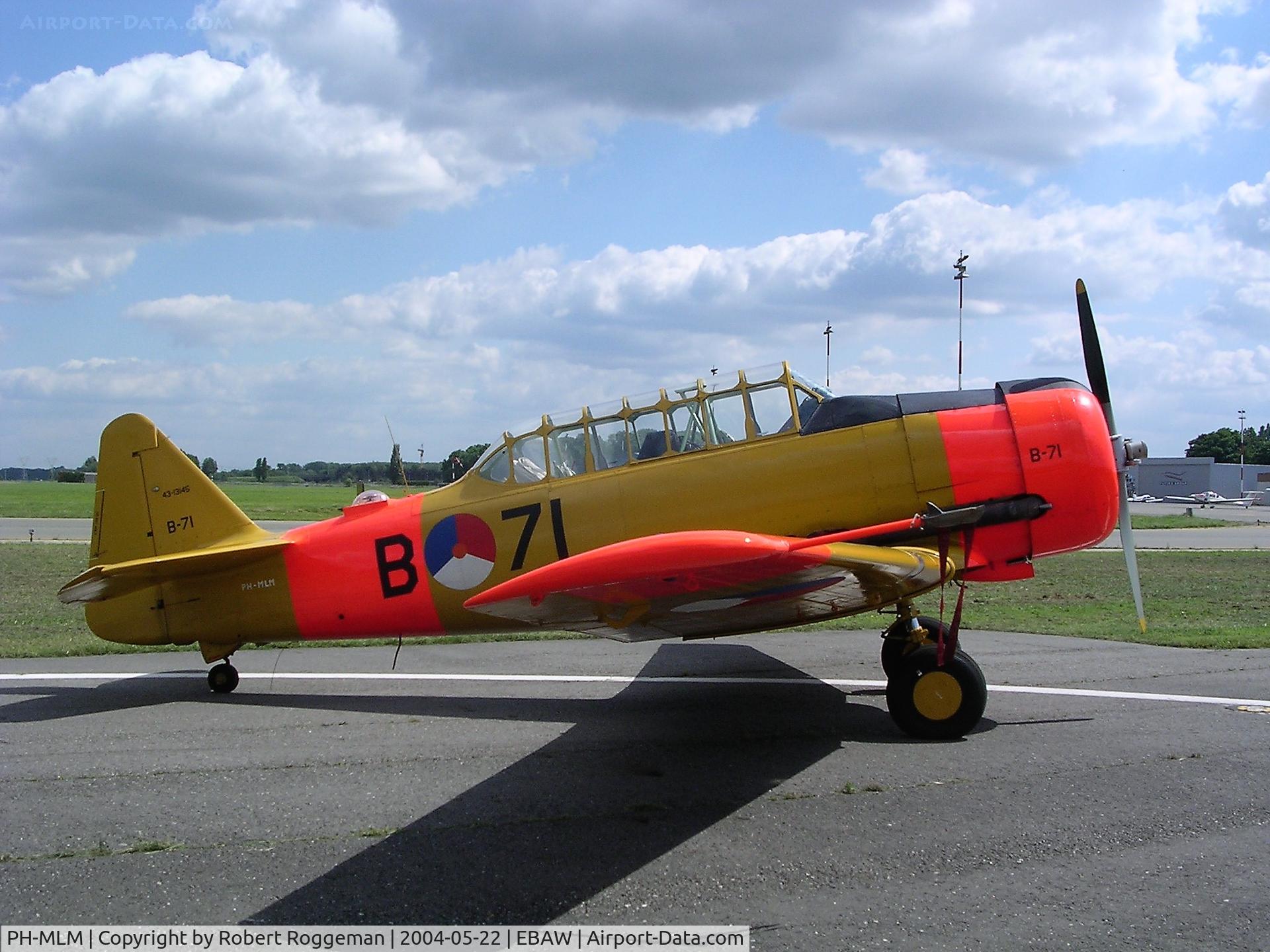 PH-MLM, Noorduyn AT-16 Harvard IIB C/N 14A-1444, STAMPE FLY IN.
B-71.Ex K.Lu.