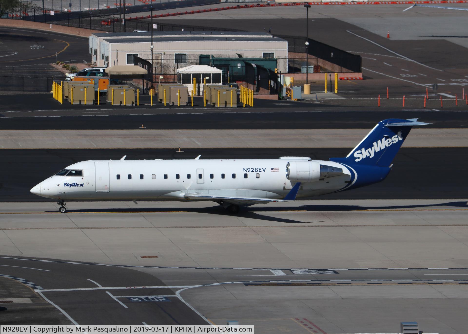 N928EV, 2004 Bombardier CRJ-200LR (CL-600-2B19) C/N 8006, CL-600-2B19