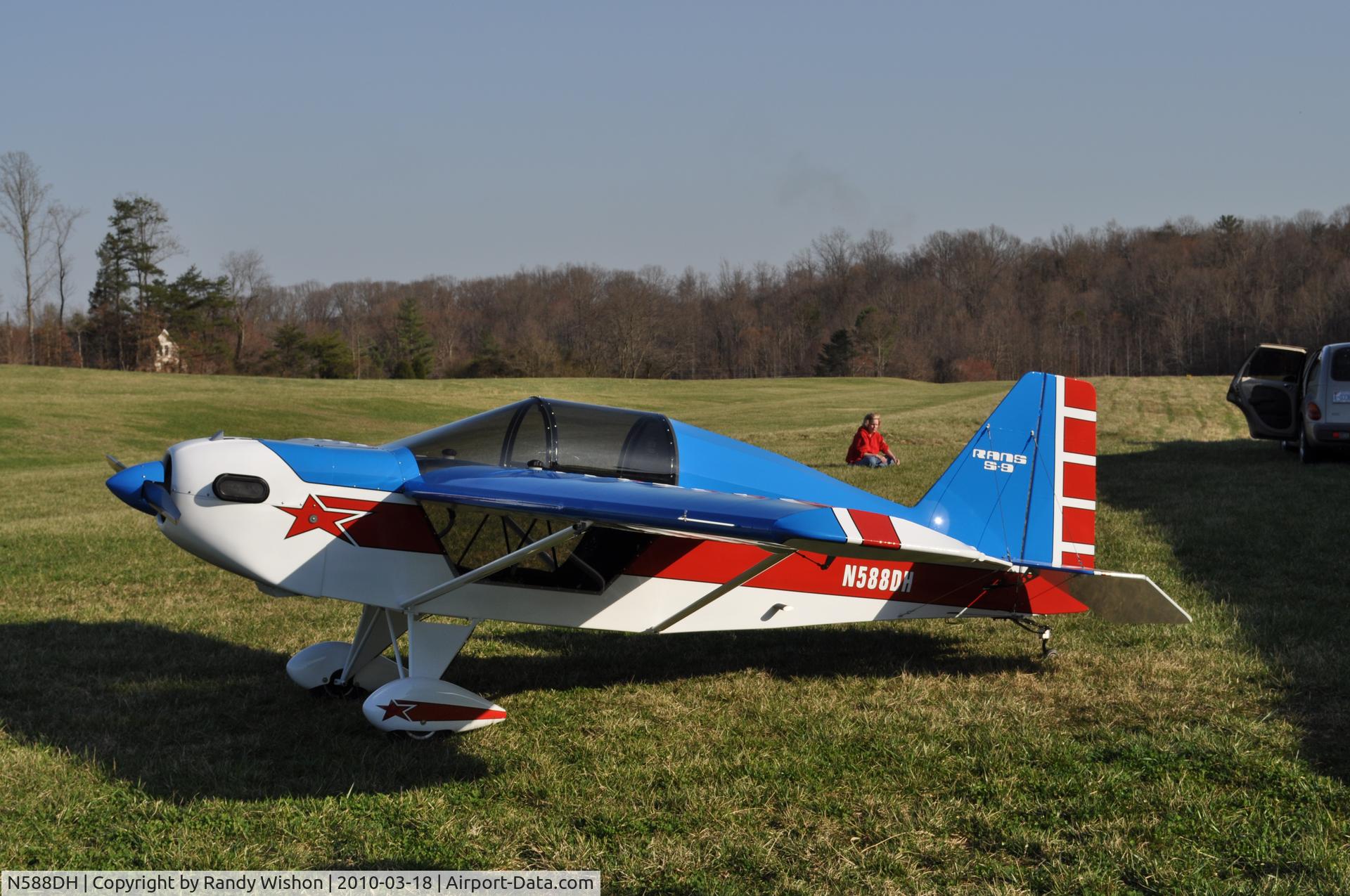 N588DH, 1988 Rans S-9 Chaos C/N 88076025, Rans S-9 after total restoration in 2012. 3rd owner. Original scheme was Yellow/Blue without the turtledeck.