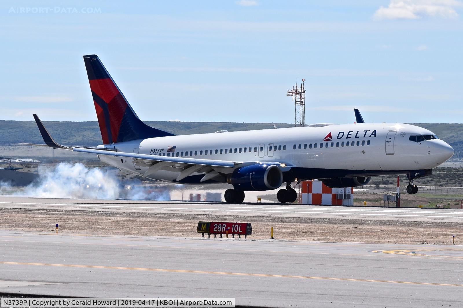 N3739P, 2000 Boeing 737-832 C/N 30541, Landing RWY 28R.