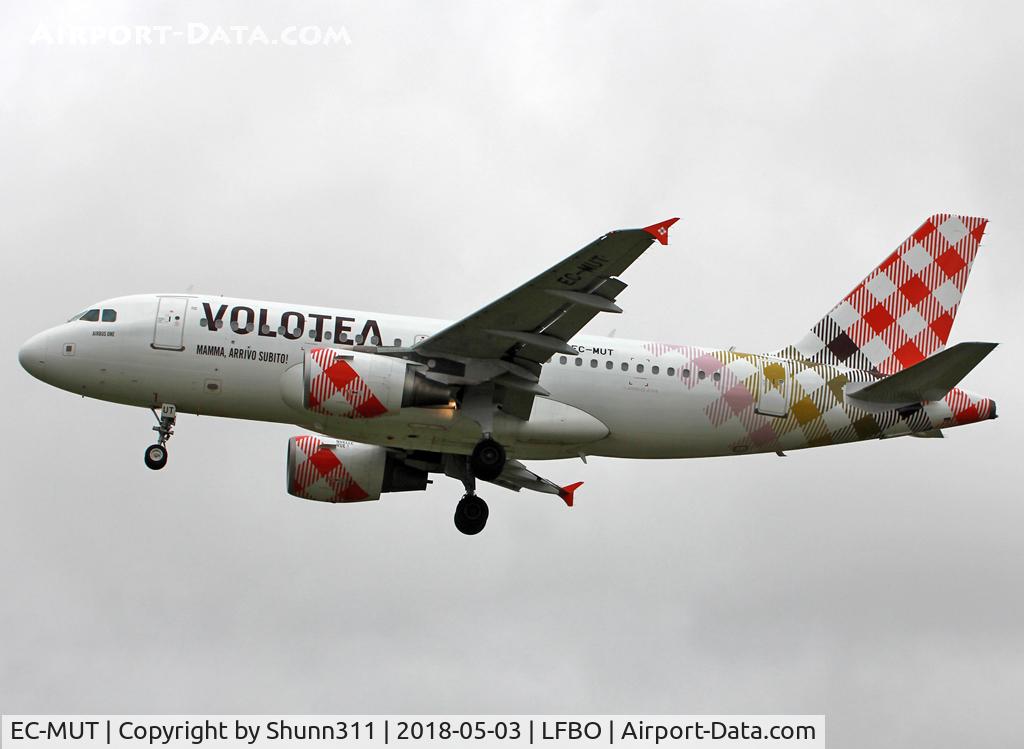 EC-MUT, 2004 Airbus A319-111 C/N 2240, Landing rwy 32L