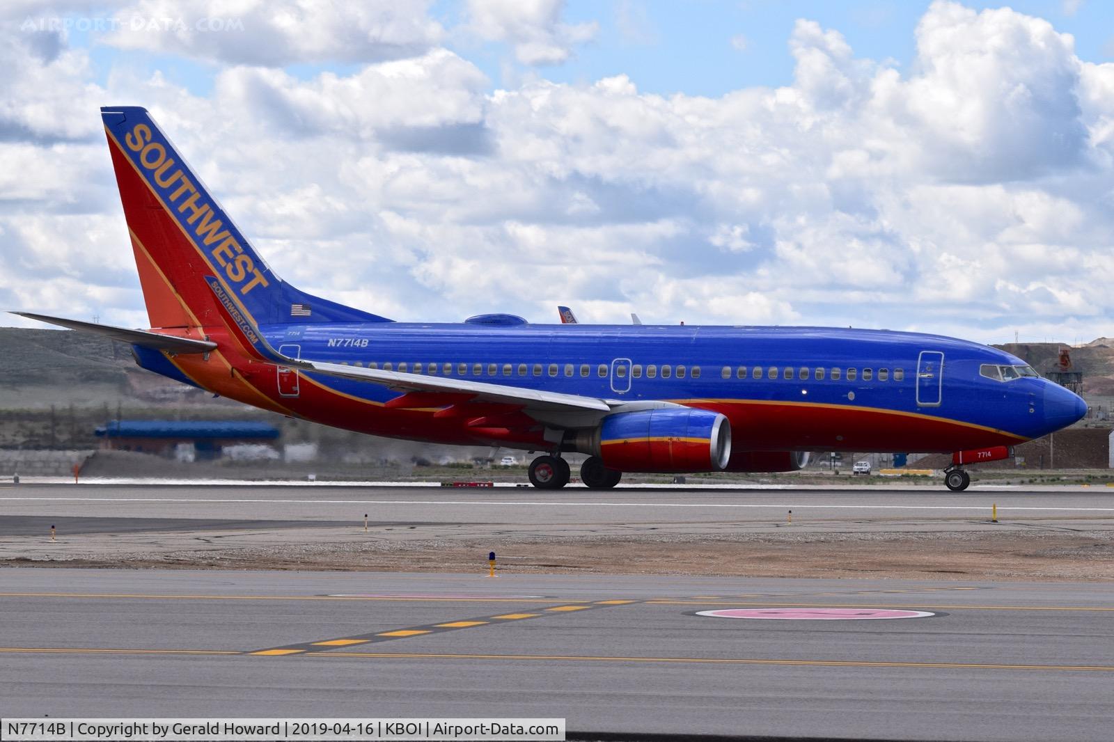N7714B, 2004 Boeing 737-76N C/N 32679, Take off roll on RWY 28R.