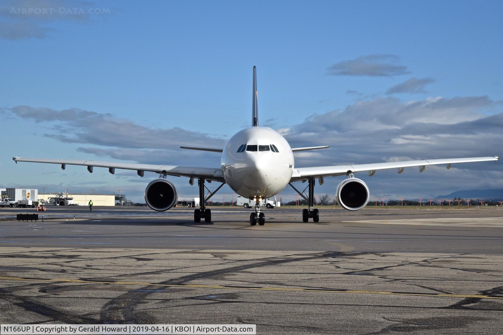 N166UP, 2005 Airbus A300F4-622R C/N 0861, Starting to taxi.