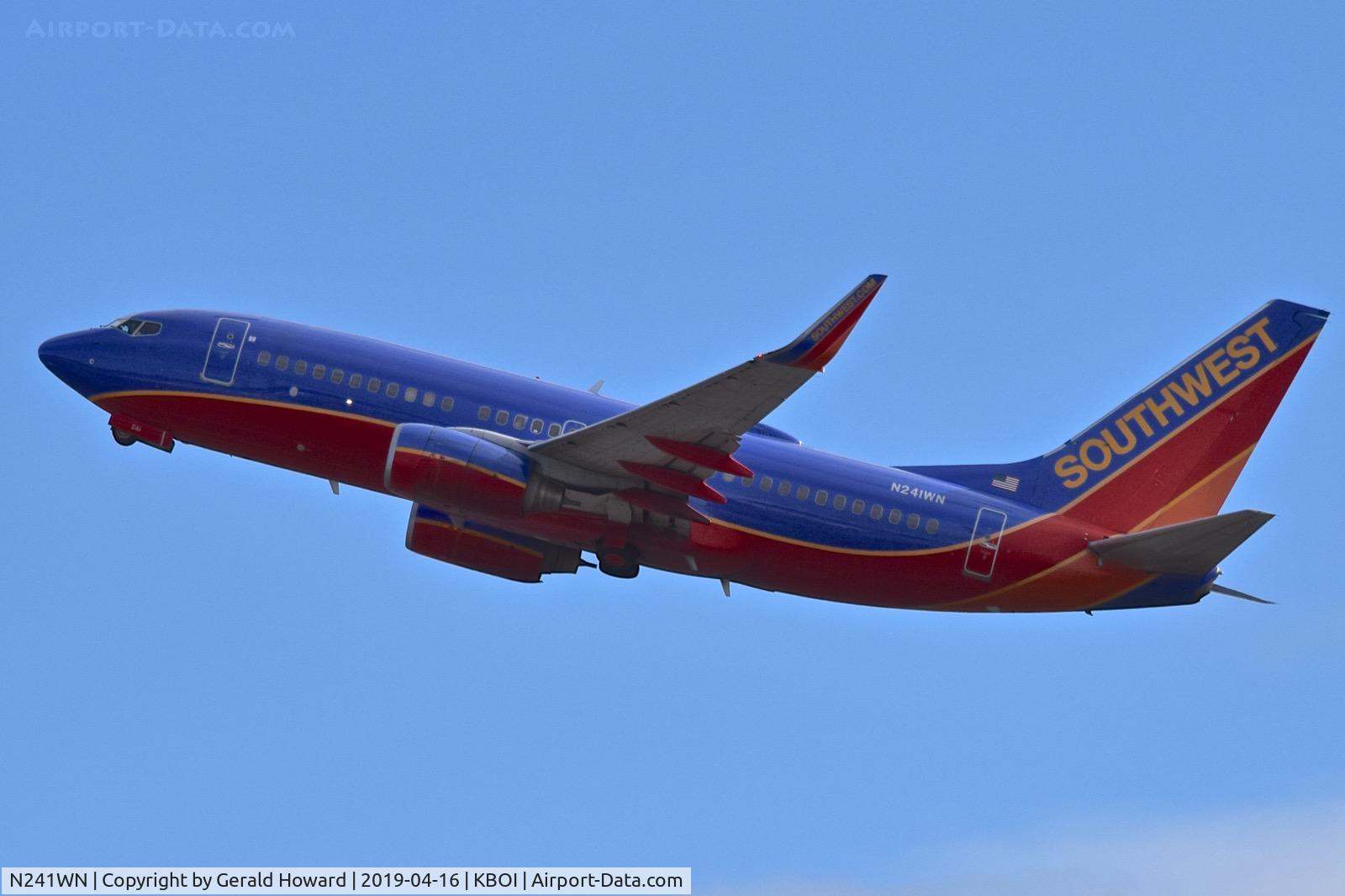 N241WN, 2006 Boeing 737-7H4 C/N 32504, Departing BOI.