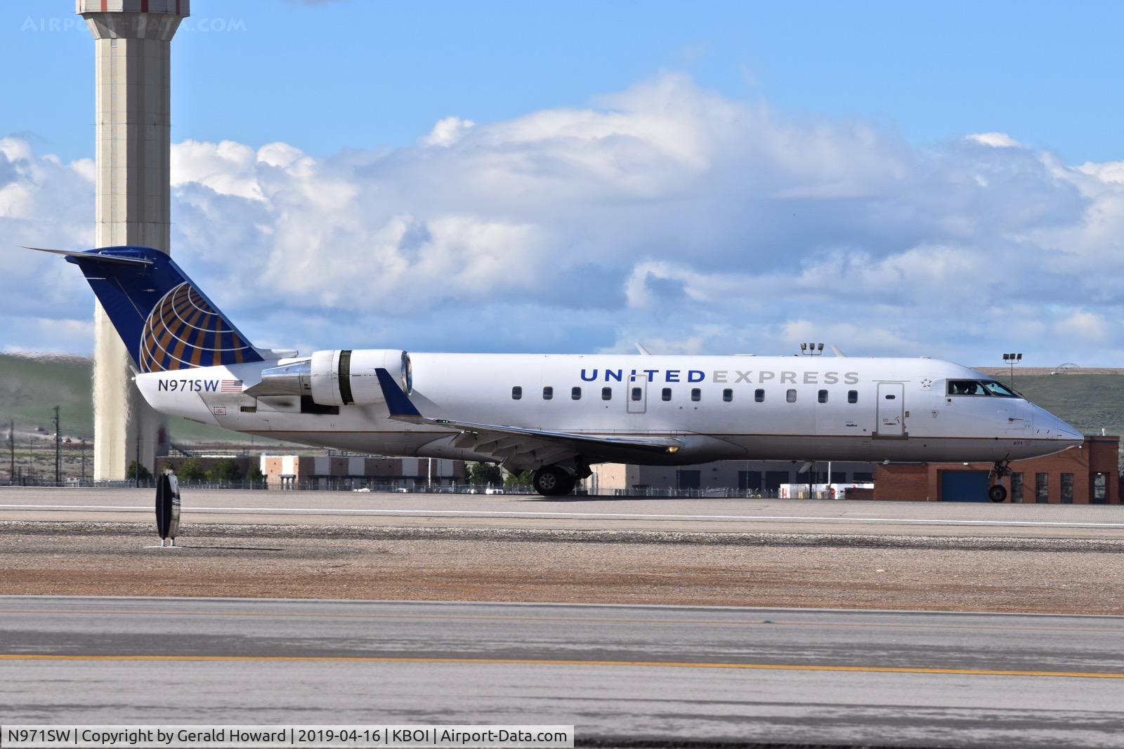 N971SW, 2004 Canadair CL-600-2B19 Regional Jet CRJ-200LR C/N 7947, Landing roll out on RWY 28R.