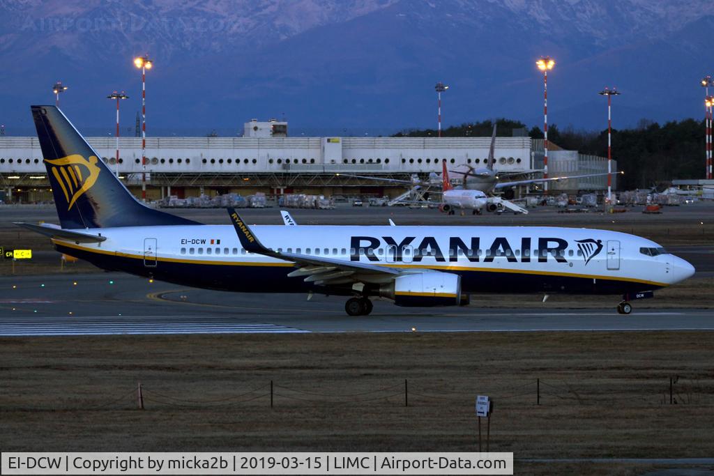 EI-DCW, 2004 Boeing 737-8AS C/N 33568, Taxiing
