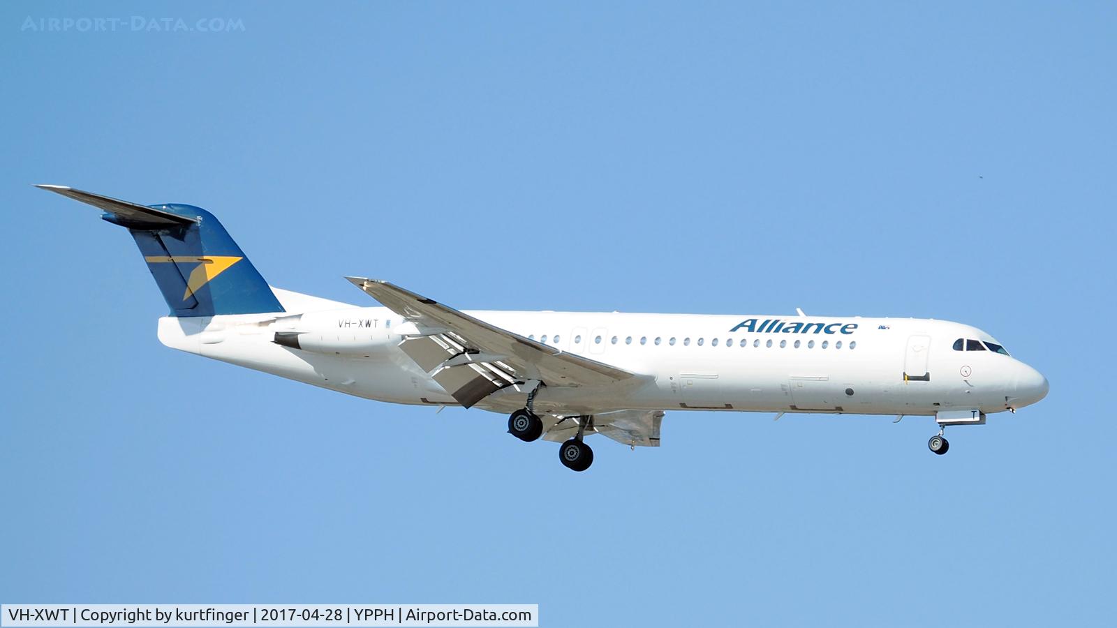VH-XWT, 1991 Fokker 100 (F-28-0100) C/N 11338, Fokker 100. Alliance Airlines VH-XWT, final runway 21 Perth Int'l 28/04/17.