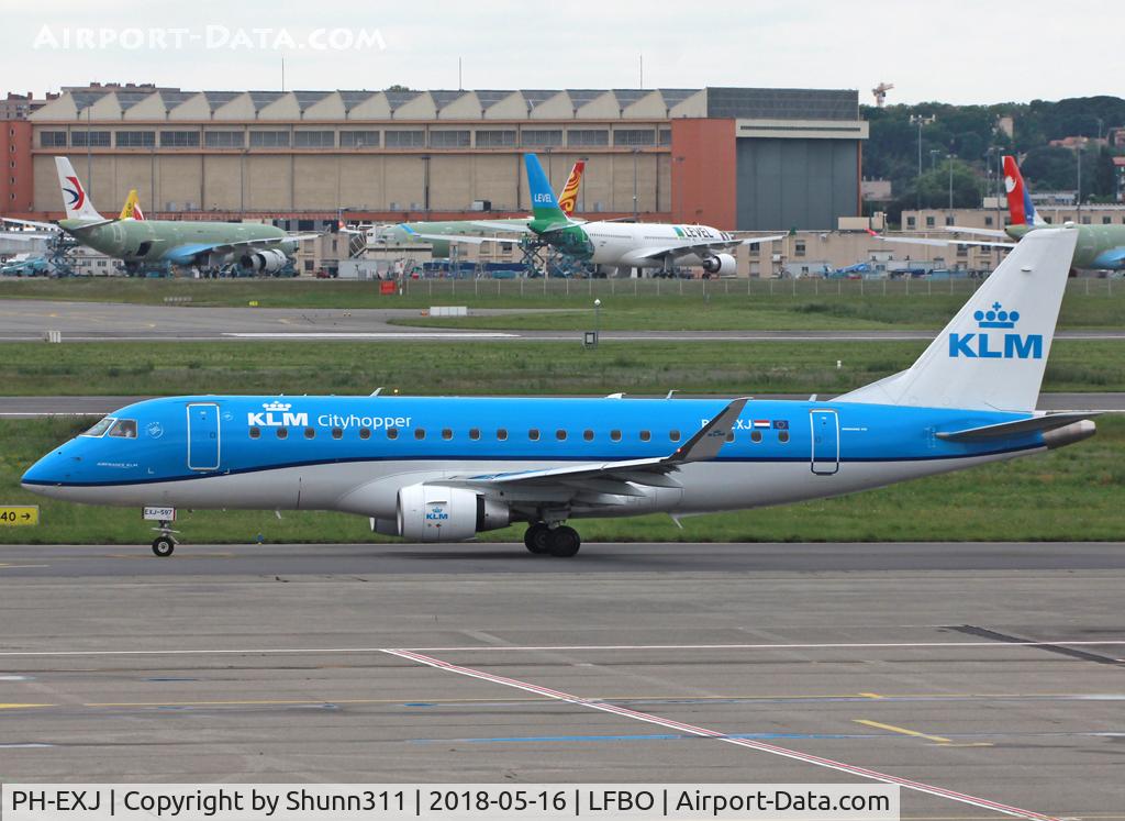 PH-EXJ, 2016 Embraer 175LR (ERJ-170-200LR) C/N 17000597, Taxiing holding point rwy 32L for departure...