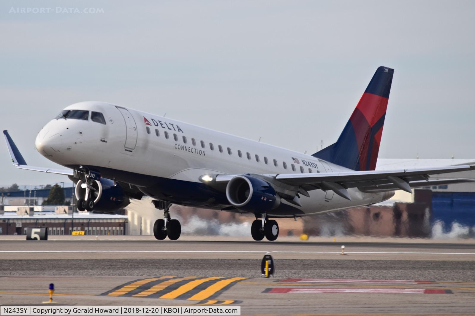 N243SY, 2016 Embraer 175LR (ERJ-170-200LR) C/N 17000592, Take off run.