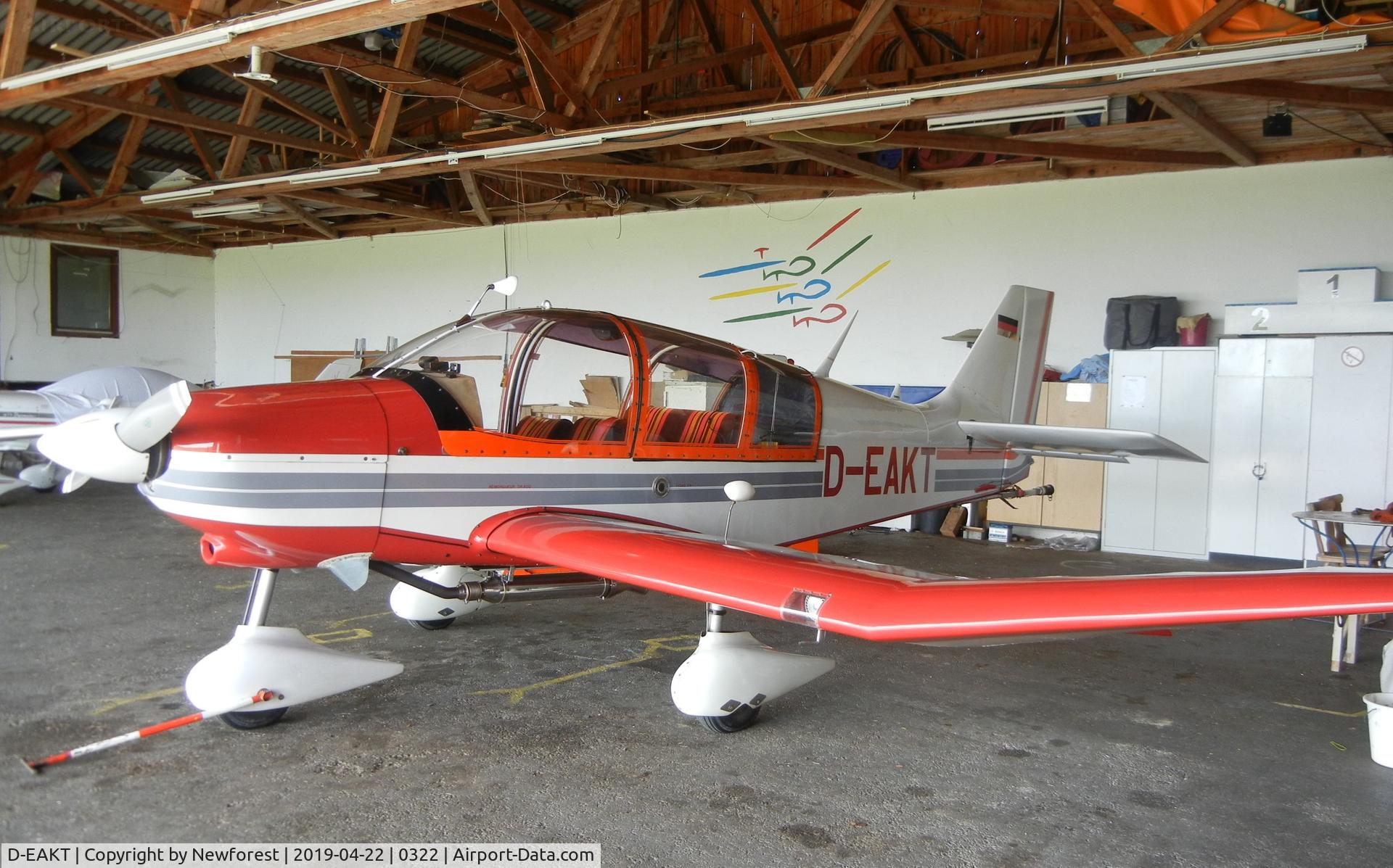 D-EAKT, Robin DR 400-180R Remorqueur C/N 900, Joy riders accepted!