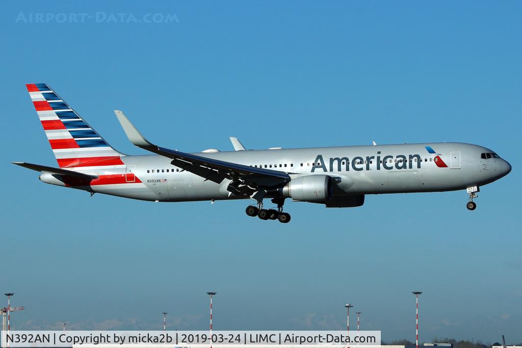 N392AN, 1998 Boeing 767-323 C/N 29429, Landing