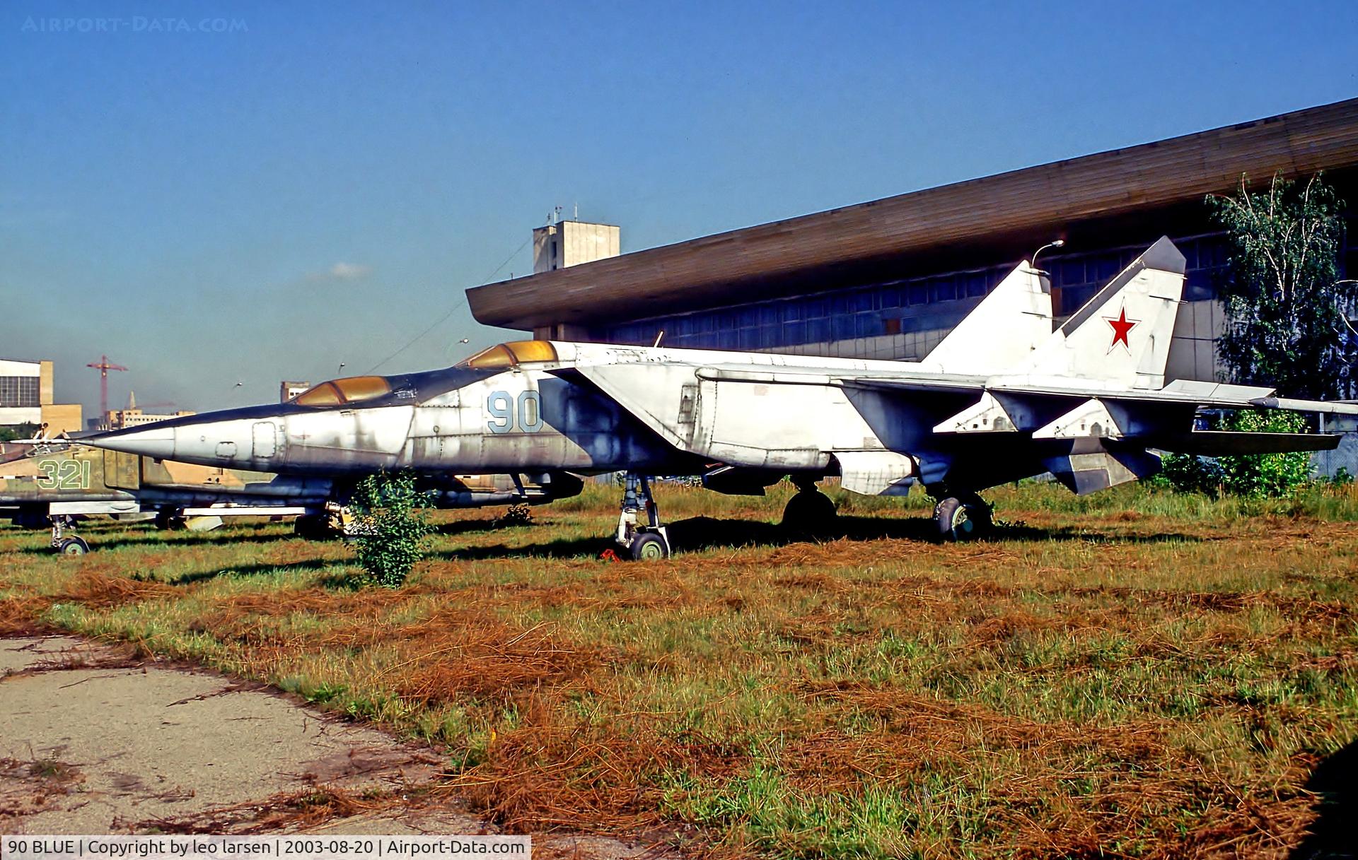 90 BLUE, Mikoyan-Gurevich MIG-25PU C/N N22040416, Khodynka 20.8.2003