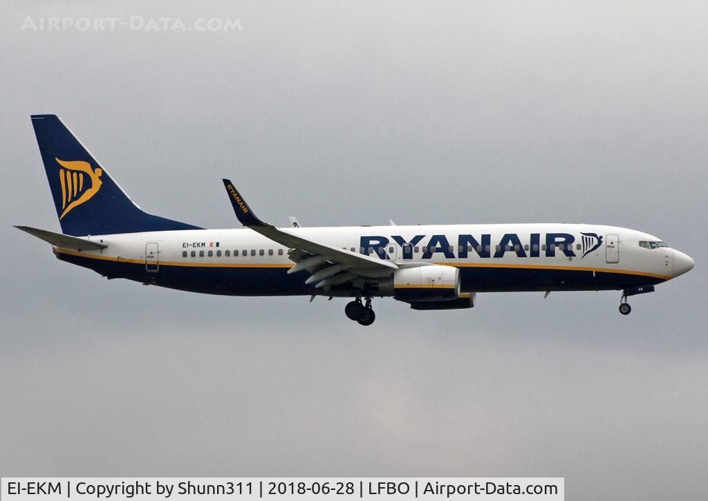 EI-EKM, 2010 Boeing 737-8AS C/N 38499, Landing rwy 32L