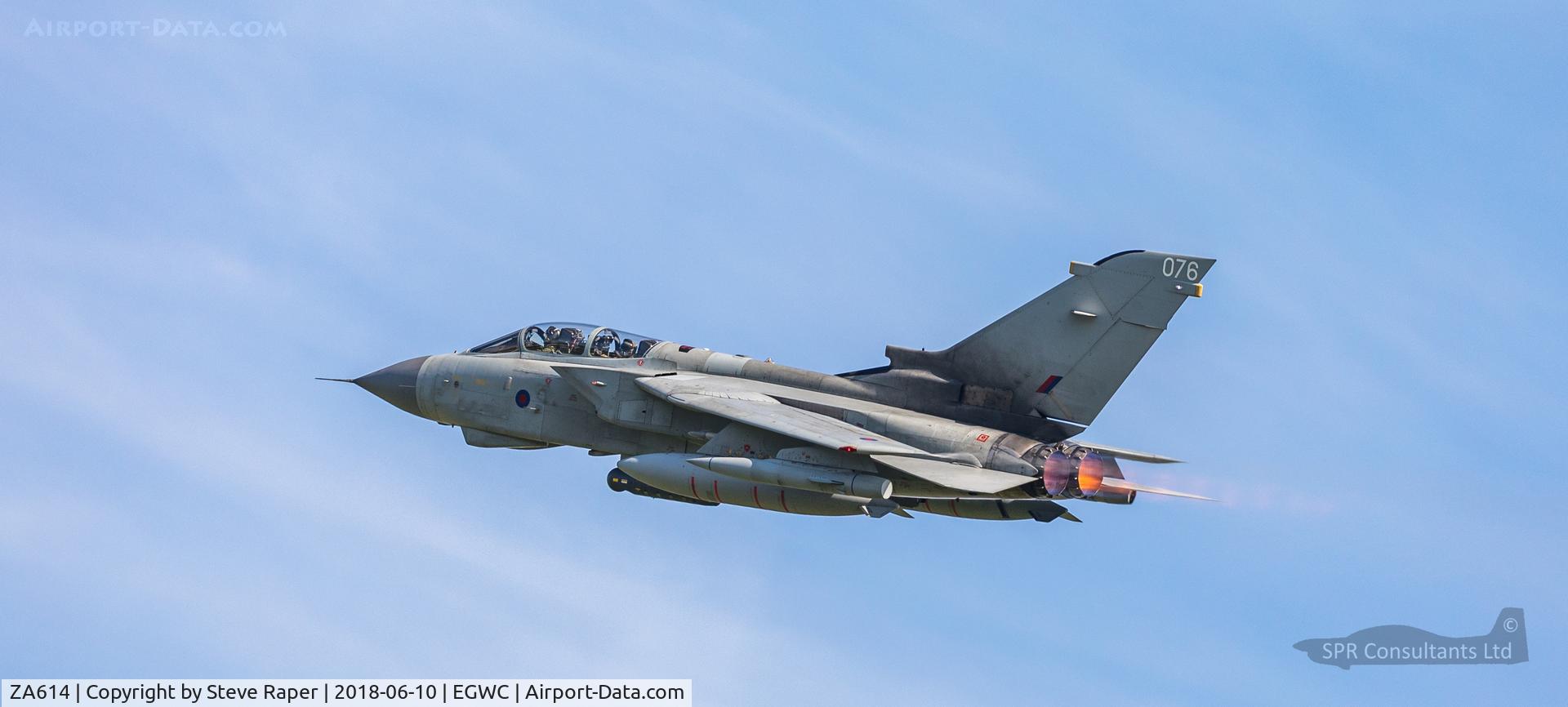 ZA614, 1982 Panavia Tornado GR.4 C/N 153/BS050/3078, Fully swept fast pass at RAF Cosford