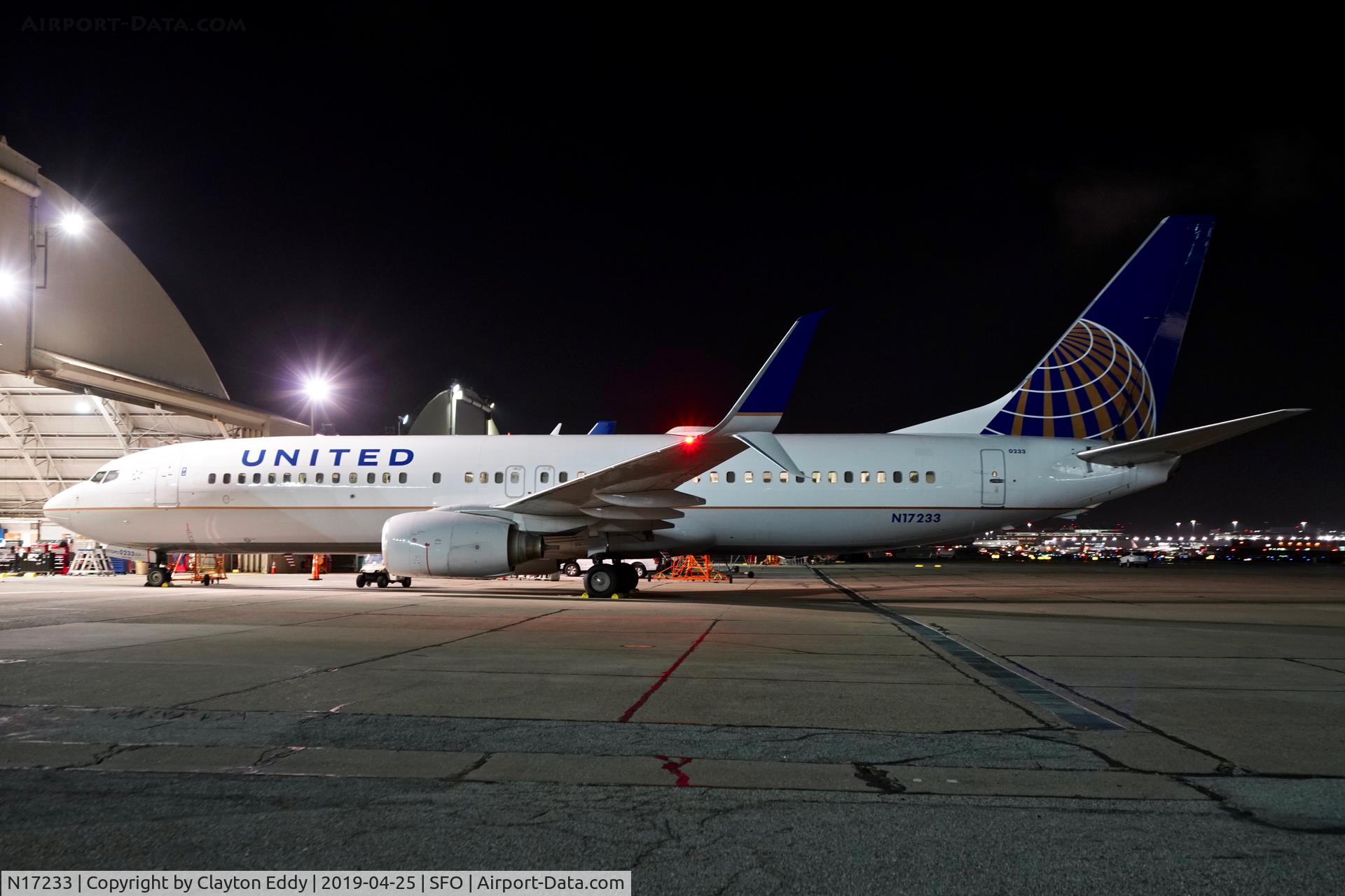 N17233, 1999 Boeing 737-824 C/N 28943, SFO 2019.