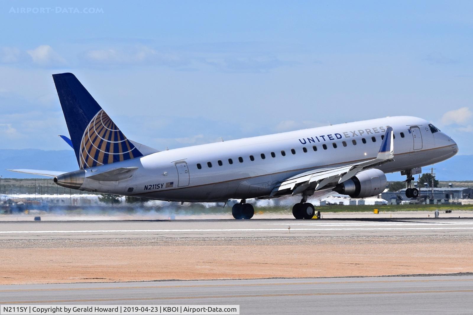 N211SY, 2017 Embraer 175LR (ERJ-170-200LR) C/N 17000646, Landing RWY 28R.