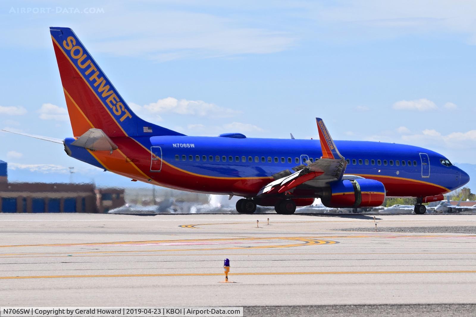 N706SW, 1998 Boeing 737-7H4 C/N 27840, Landing roll out on RWY 28R.