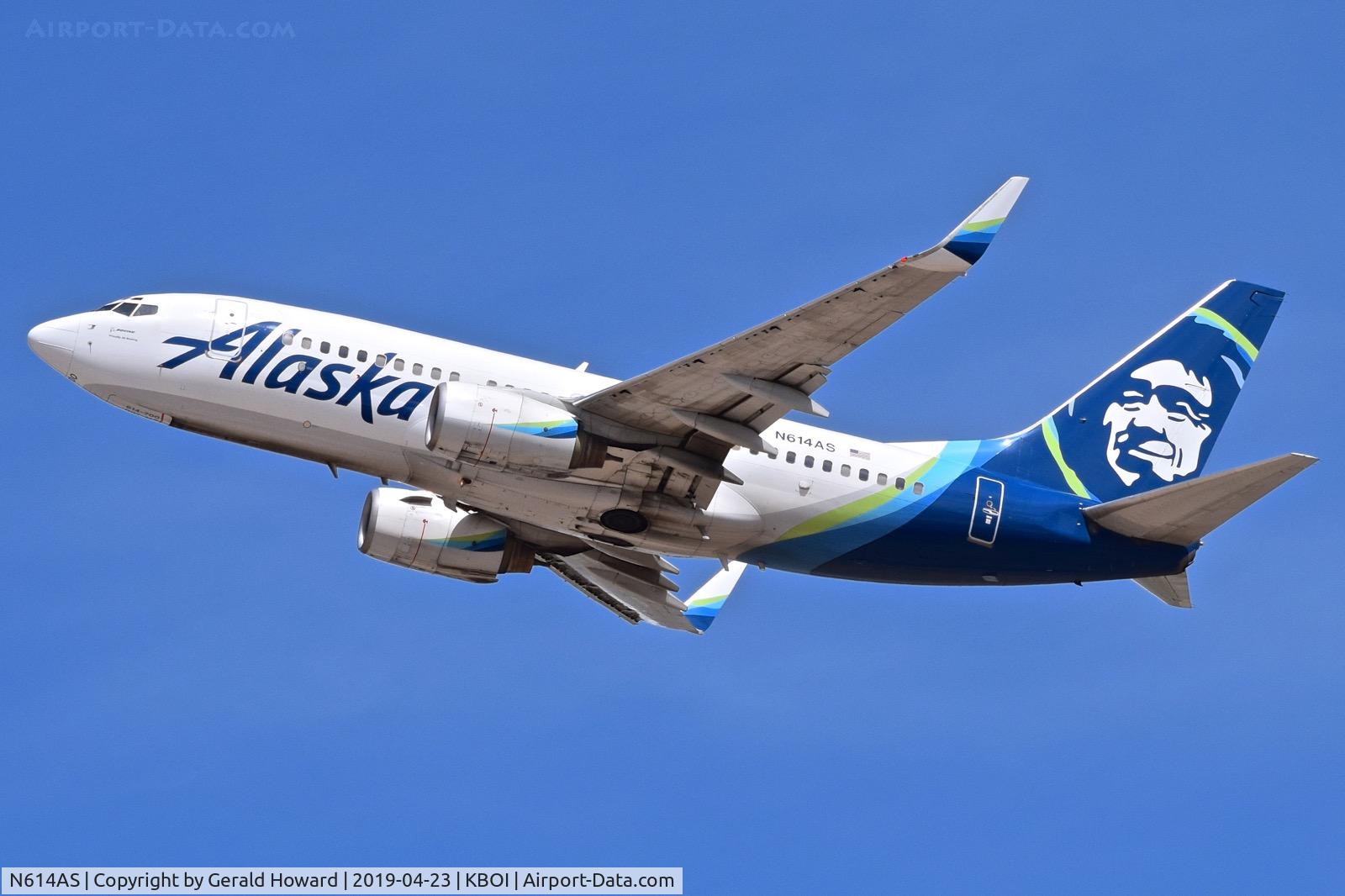 N614AS, 1999 Boeing 737-790 C/N 30343, Climb out from RWY 28R.