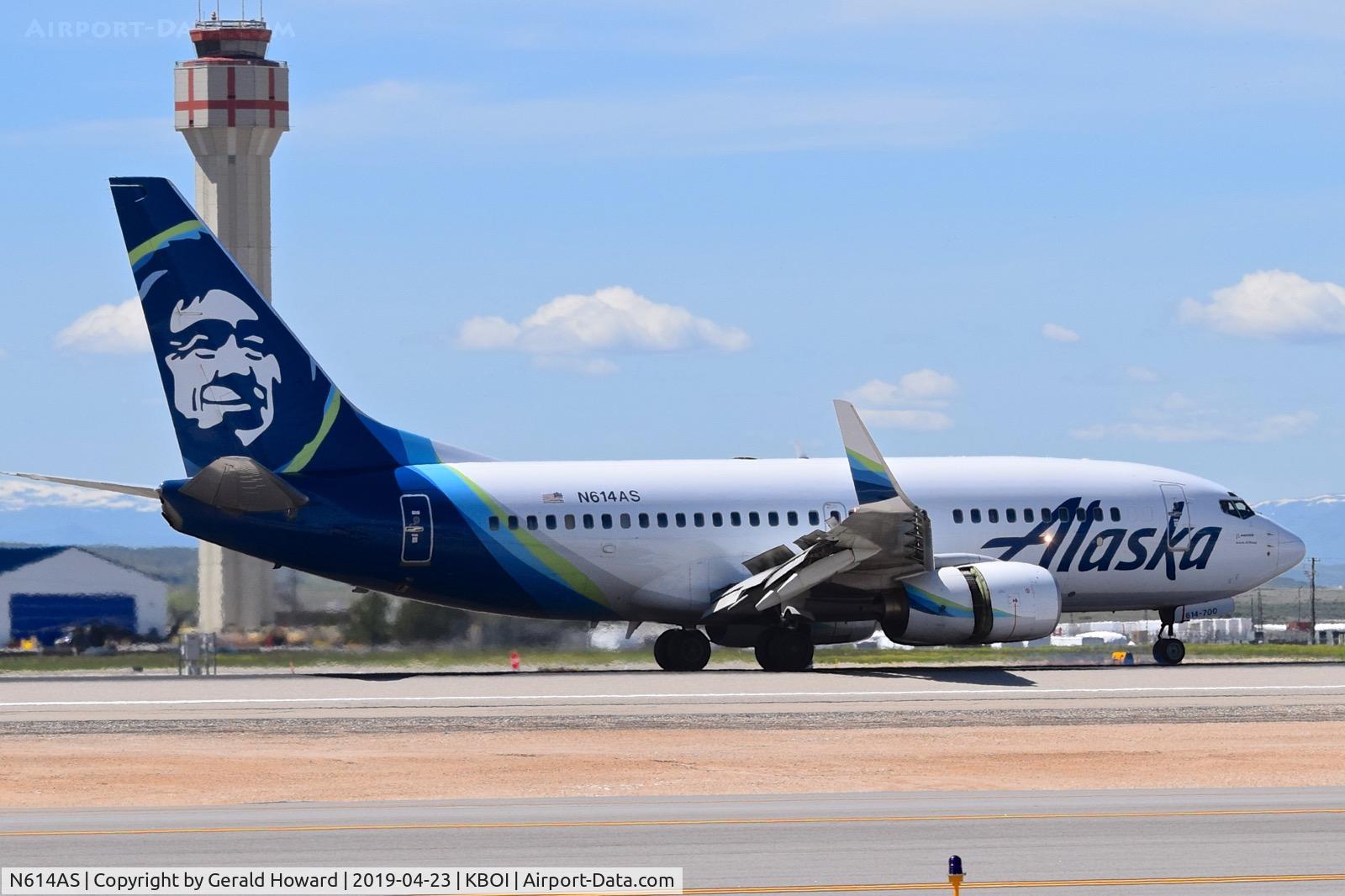 N614AS, 1999 Boeing 737-790 C/N 30343, Landing roll out.