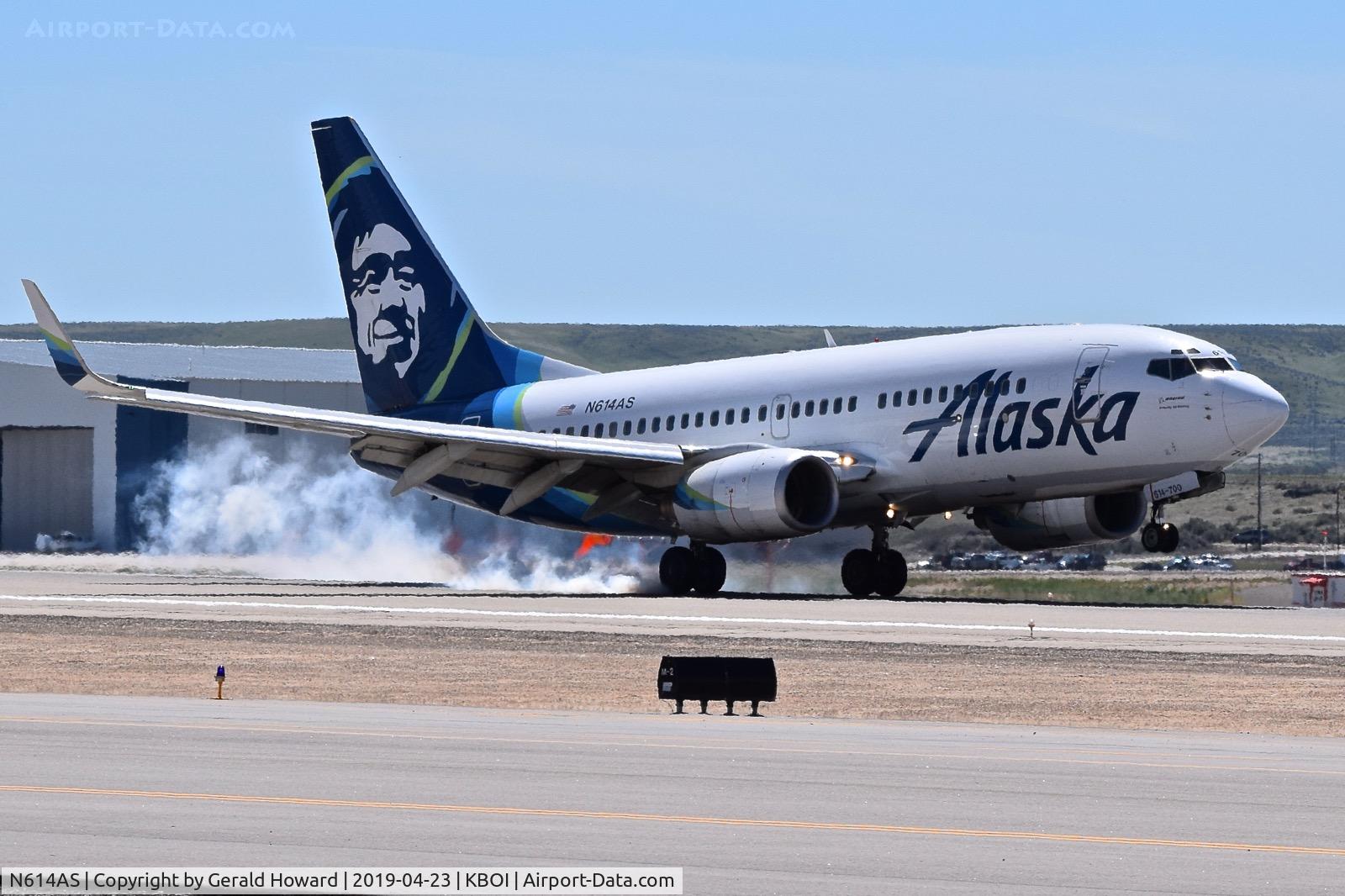 N614AS, 1999 Boeing 737-790 C/N 30343, Landing RWY 28R.