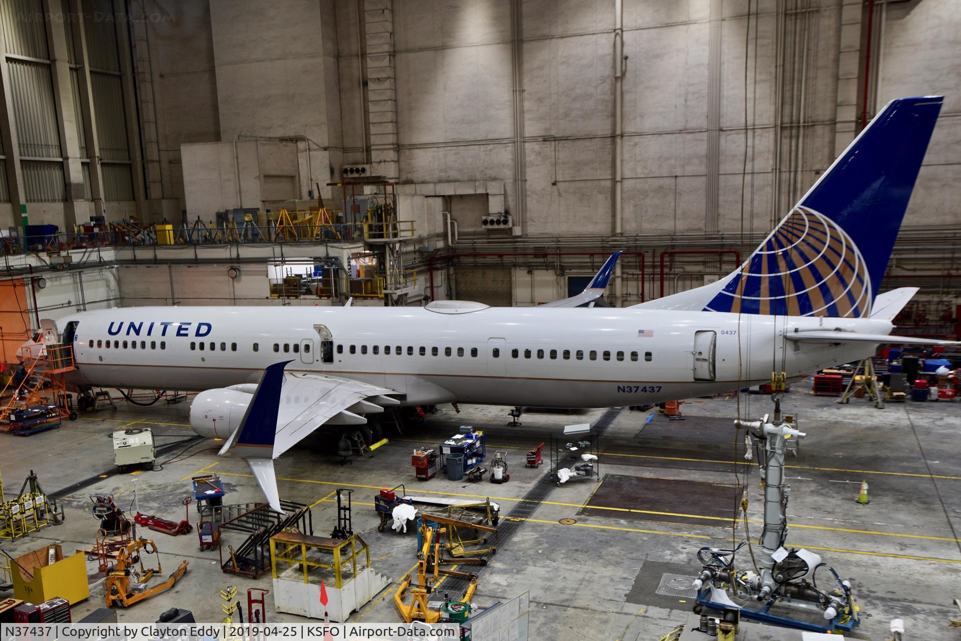 N37437, 2009 Boeing 737-924/ER C/N 33532, SFO 2019.