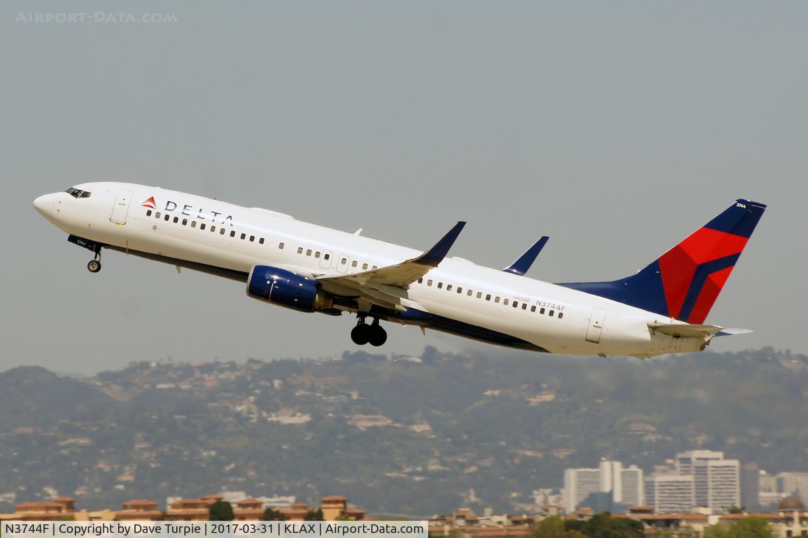 N3744F, 2001 Boeing 737-832 C/N 30837, No comment.