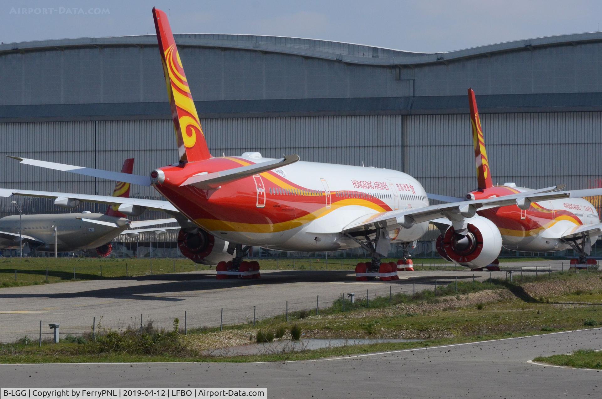 B-LGG, 2018 Airbus A350-941 C/N 250, A number of Hong Kong Airlines Airbusses are stored in France due to delivery problems. Here you see 3 brand new A359's.