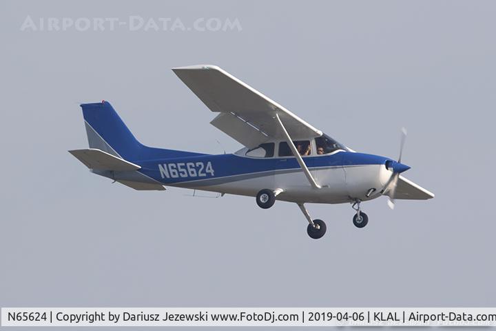 N65624, 1982 Cessna 172P C/N 17275789, Cessna 172P Skyhawk  C/N 17275789, N65624
