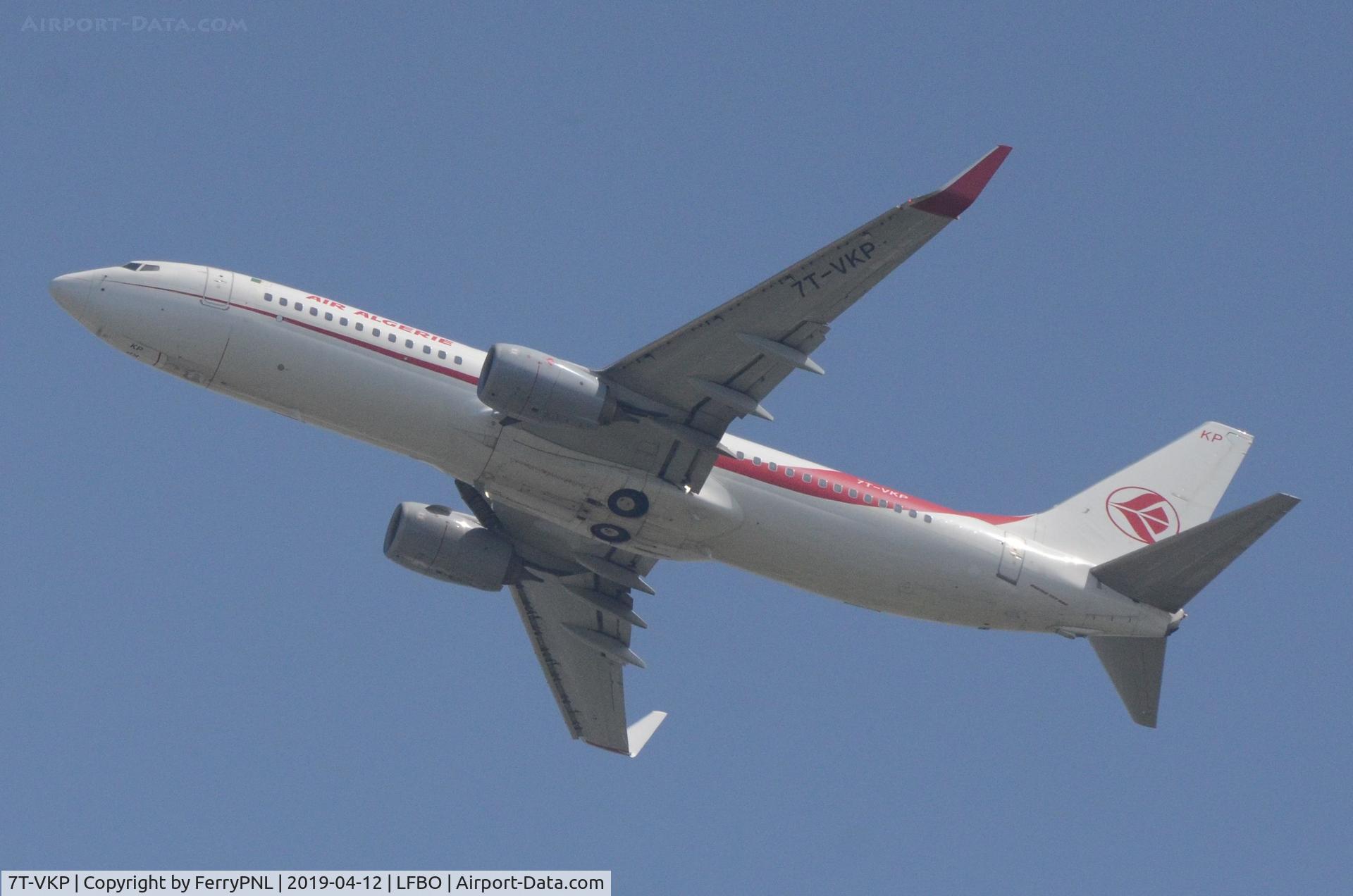7T-VKP, 2016 Boeing 737-8D6 C/N 60752, Air Algerie B738 departing