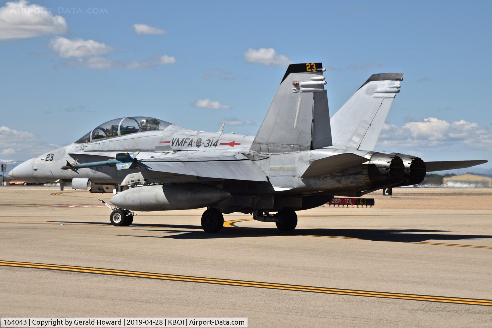 164043, 1990 McDonnell Douglas F/A-18D Hornet C/N 931/D052, Taxiing from the GA ramp to Alpha.  VMFA-314 