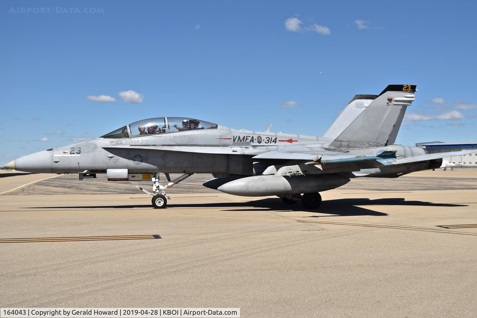 164043, 1990 McDonnell Douglas F/A-18D Hornet C/N 931/D052, Taxiing to Alpha. VMFA-314 