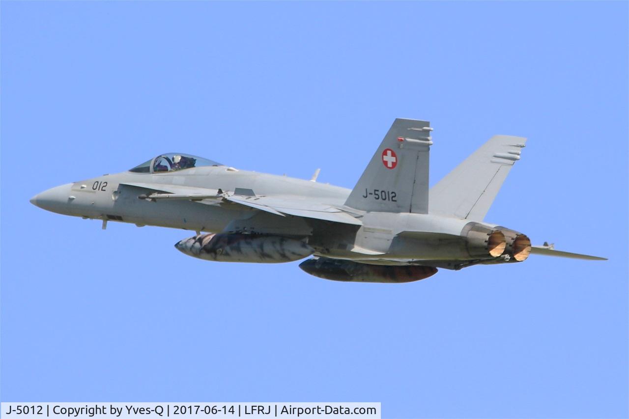 J-5012, McDonnell Douglas F/A-18C Hornet C/N 1352/SFC012, McDonnell Douglas FA-18C Hornet, Take off rwy 26, Landivisiau Naval Air Base (LFRJ) Tiger Meet 2017