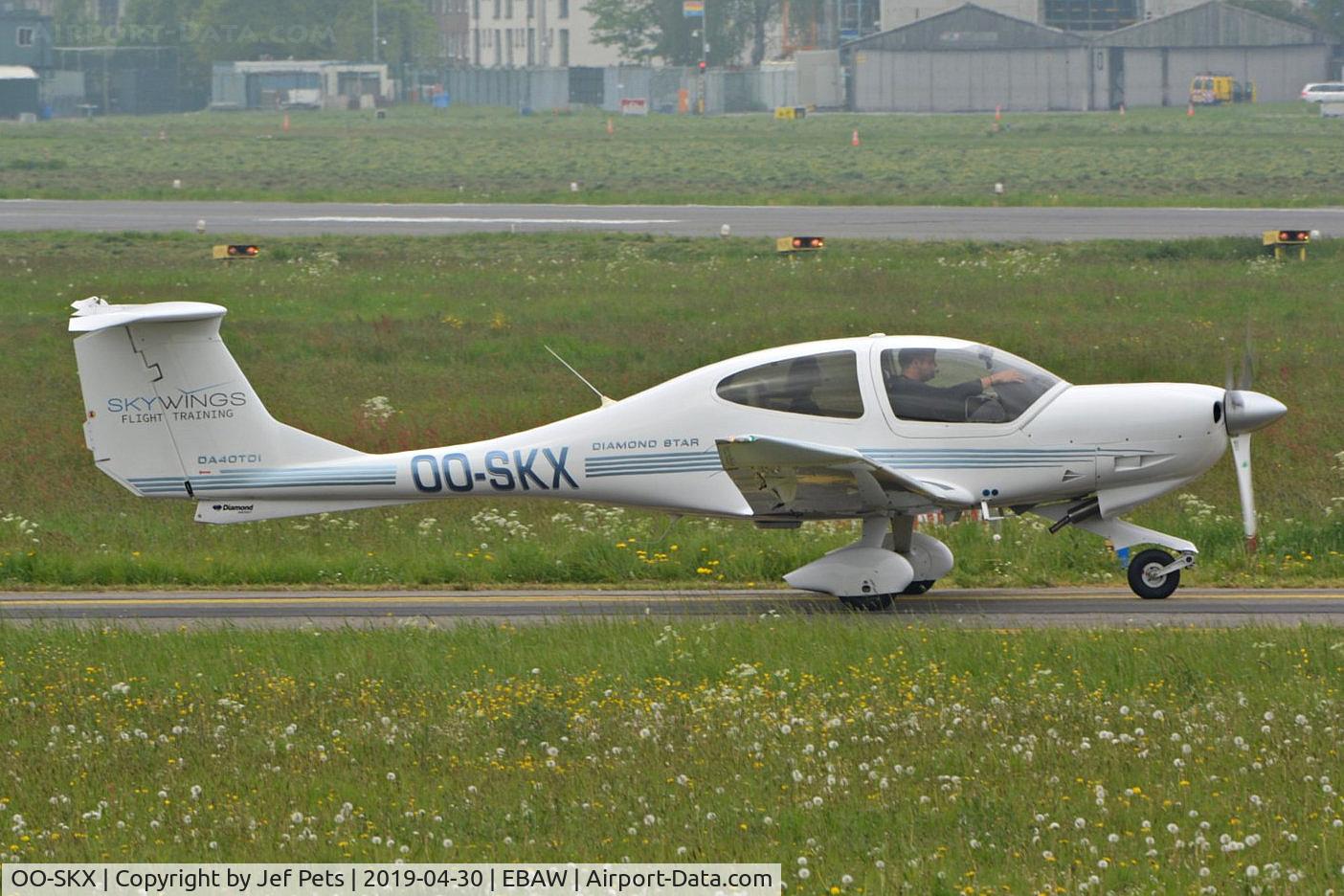 OO-SKX, 2006 Diamond DA-40D Diamond Star C/N D4.256, Taxiing at Antwerp Airport.
