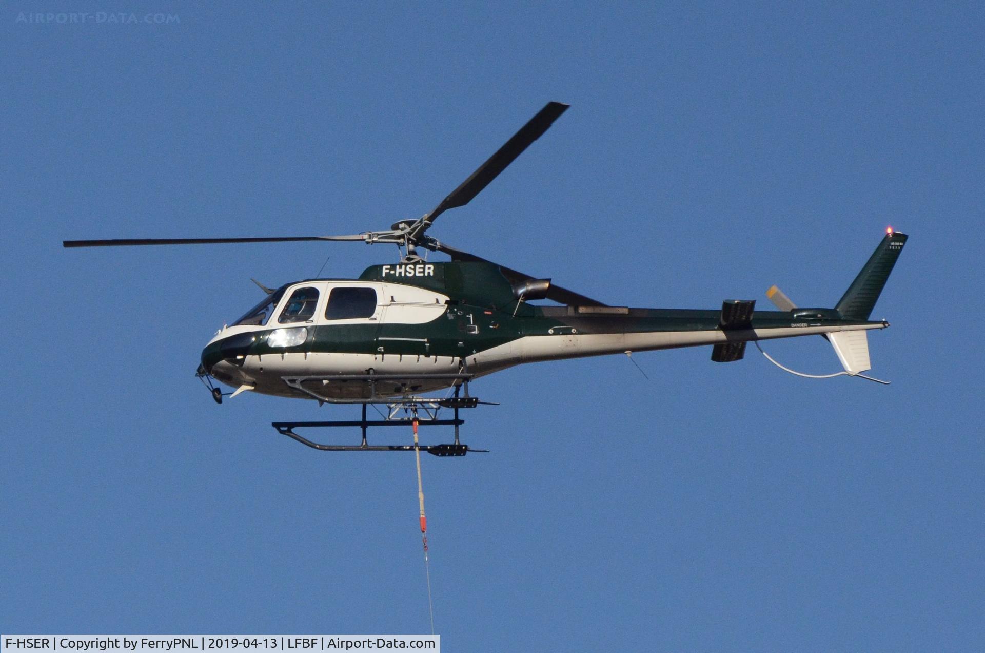 F-HSER, Aerospatiale AS-350B-3 Ecureuil C/N 7573, AS350 lifting pallets to the top of a castle in Foix for renovation work.