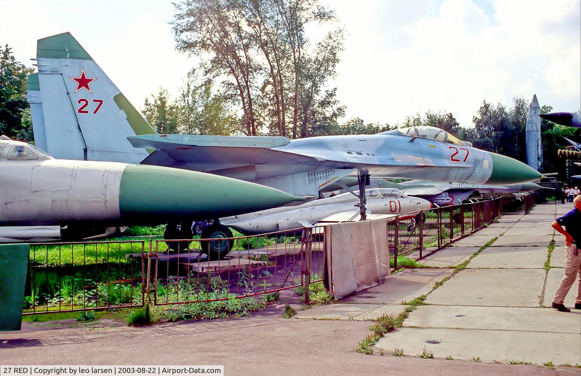27 RED, Sukhoi Su-27 C/N 36911031_03, Central Museum of the Armed Forces Moscow 22.8.2003