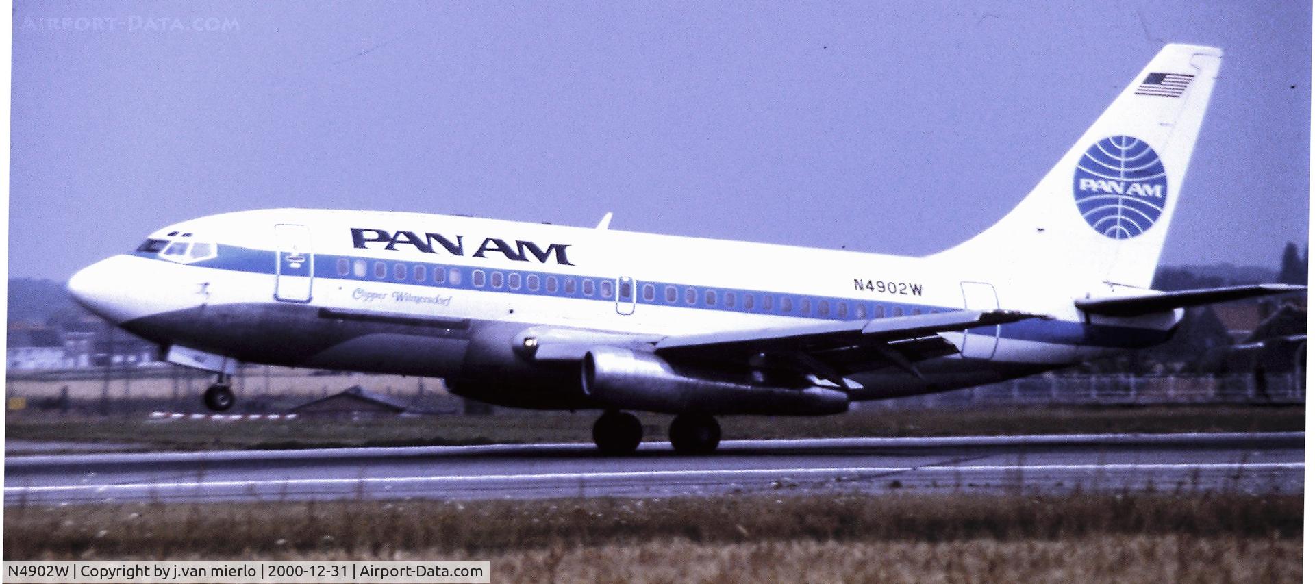 N4902W, 1970 Boeing 737-210C C/N 20440, landing at Brussels 25L '80s
