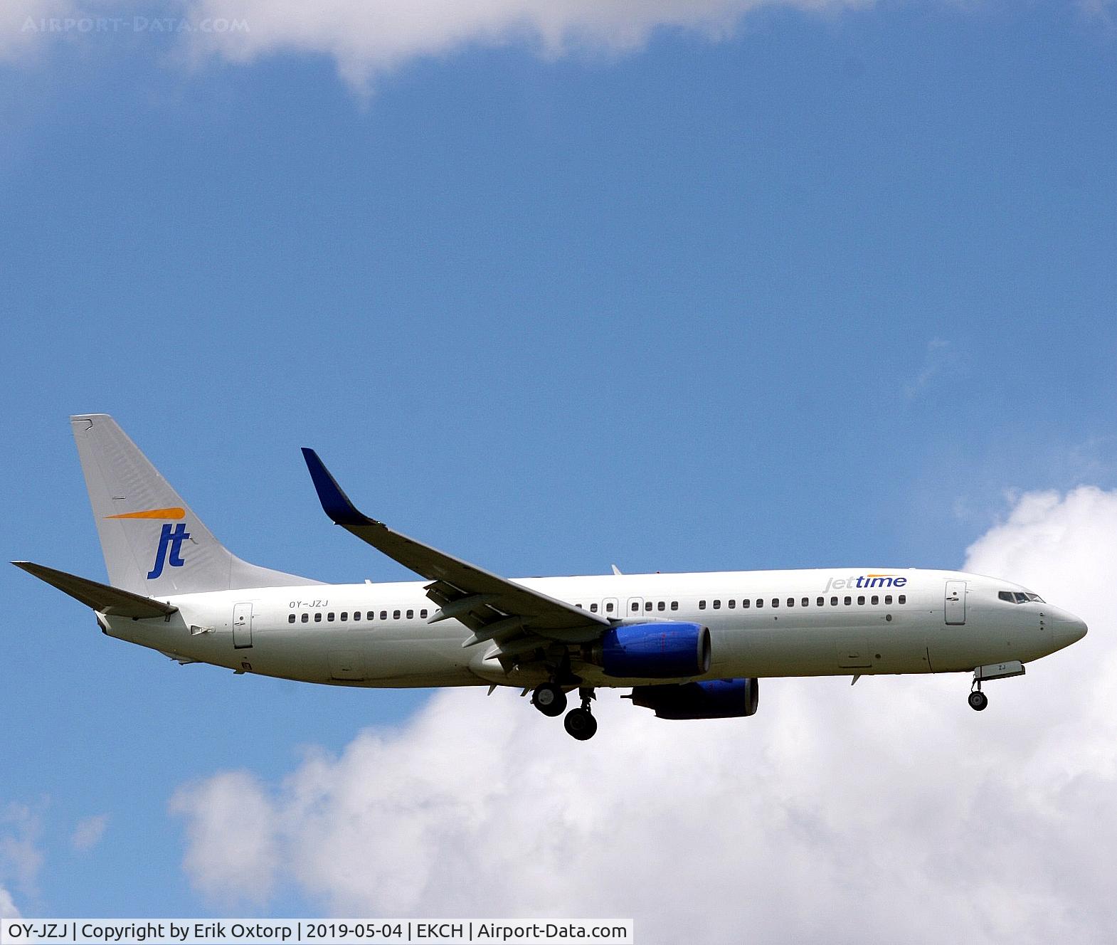 OY-JZJ, 2003 Boeing 737-82R C/N 30658, OY-JZJ landing rw 04L