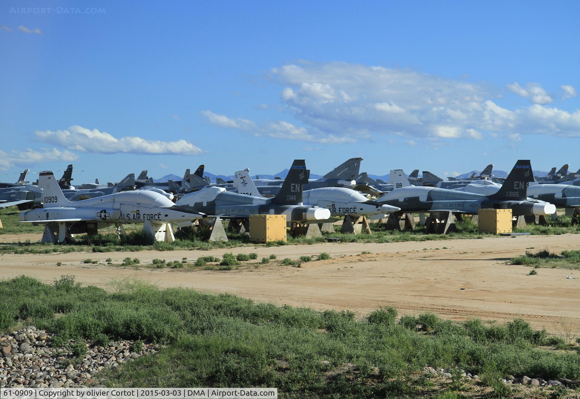 61-0909, 1961 Northrop T-38A Talon C/N N.5275, white one on the left
