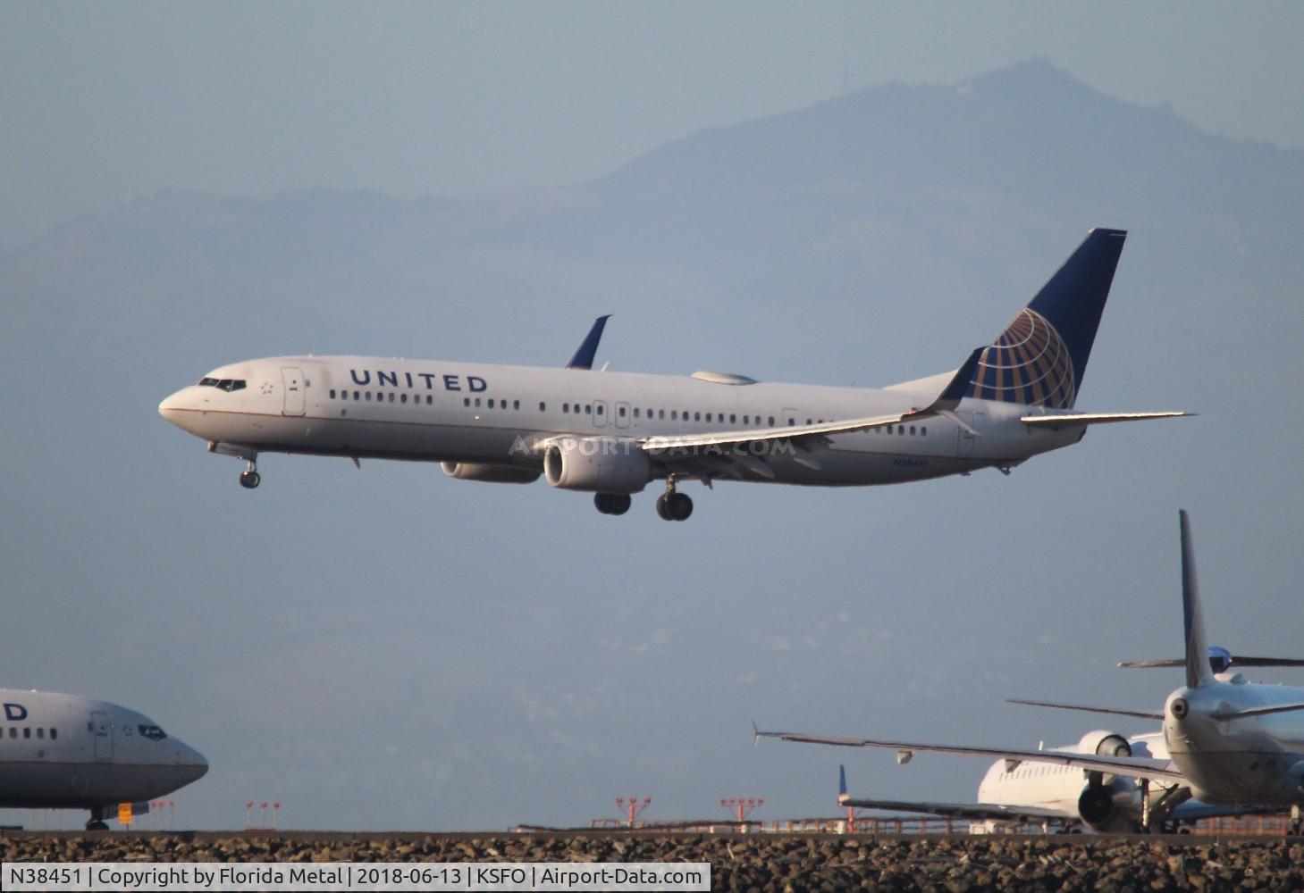 N38451, 2012 Boeing 737-924/ER C/N 31646, United