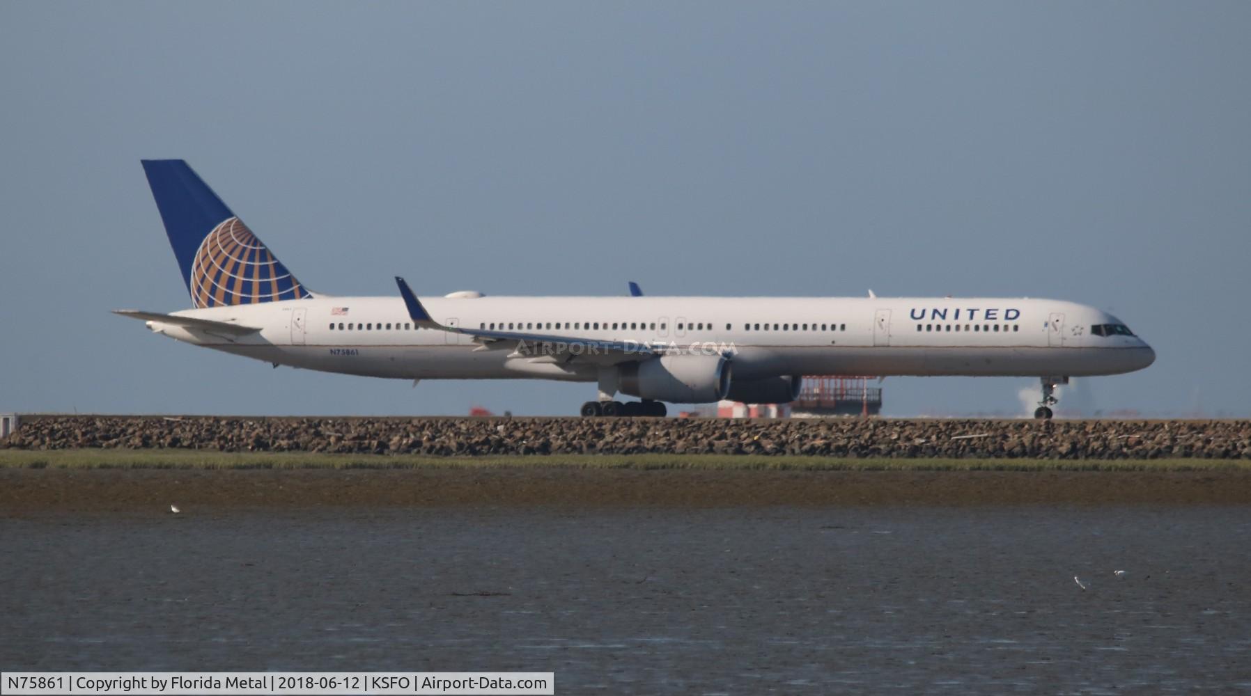 N75861, 2001 Boeing 757-33N C/N 32585, United