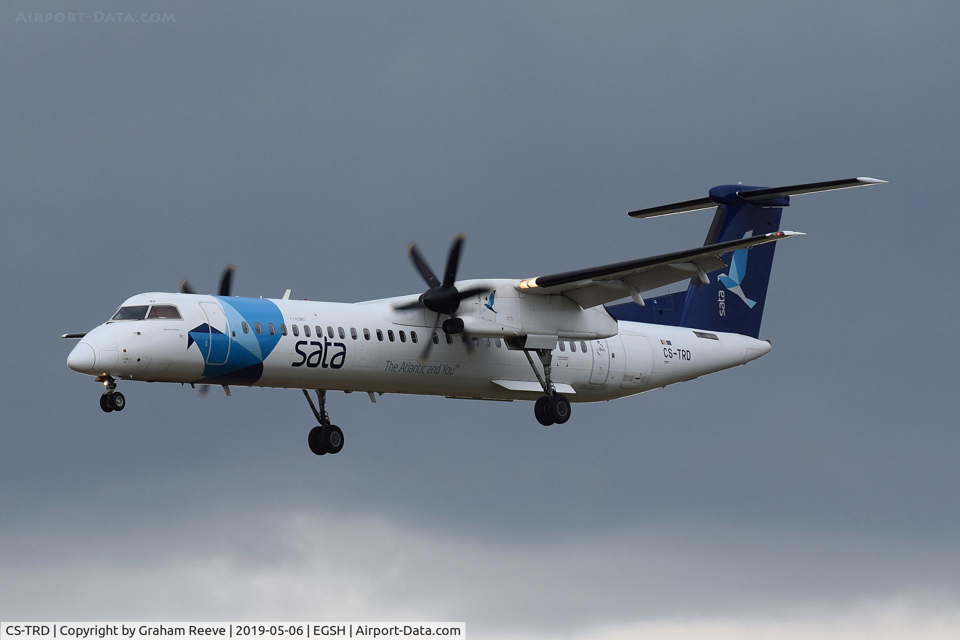 CS-TRD, 2009 De Havilland Canada DHC-8-402 Dash 8 C/N 4291, Landing at Norwich.